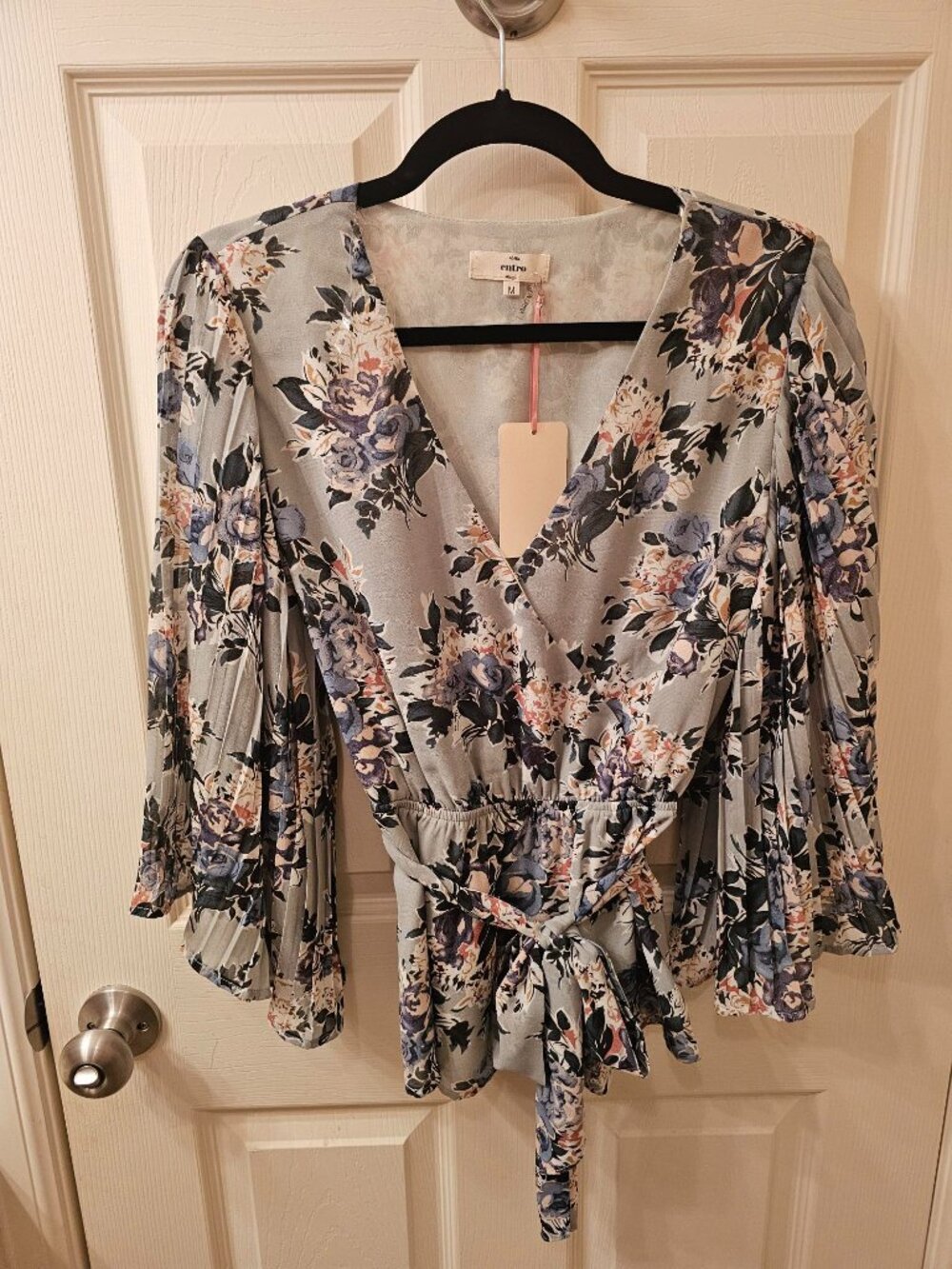NWT Entro Medium Sage Green Floral Blouse w / Elastic Waist and Tie